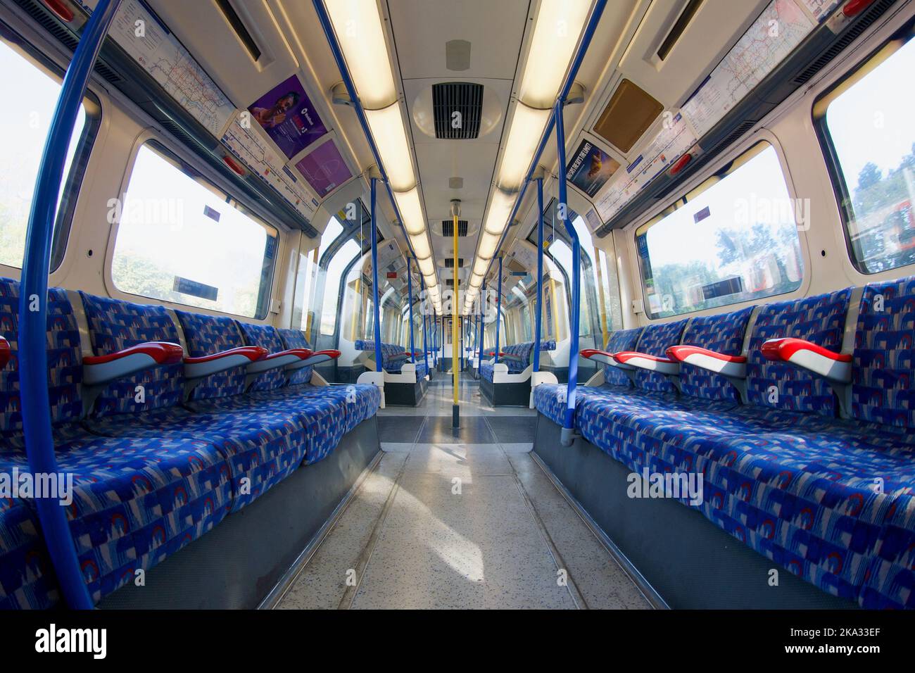 Eine Fischauge-Ansicht des Innenraums einer leeren Piccadilly Line U-Bahn in London, Großbritannien Stockfoto