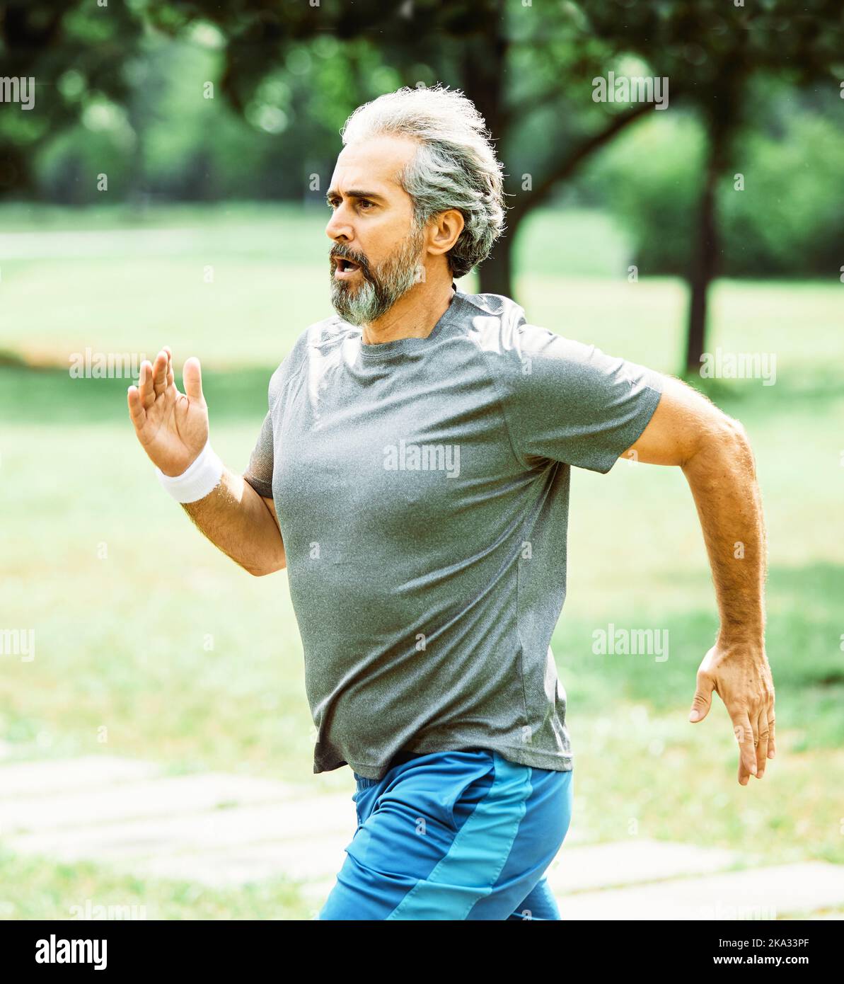 Senior Fitness Mann aktiv Sport Übung Laufen Joggen gesund Läufer fit Jogger Workout Sportler Training Marathon Geschwindigkeit Ältere gary Haare Stockfoto