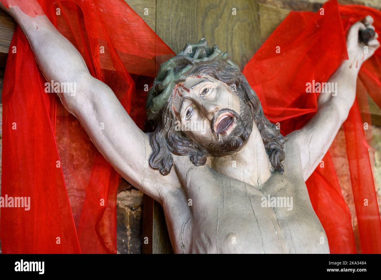 Jesus in Qualen am Kreuz. Ein Straßenaltar in Vianden, Luxemburg. Stockfoto