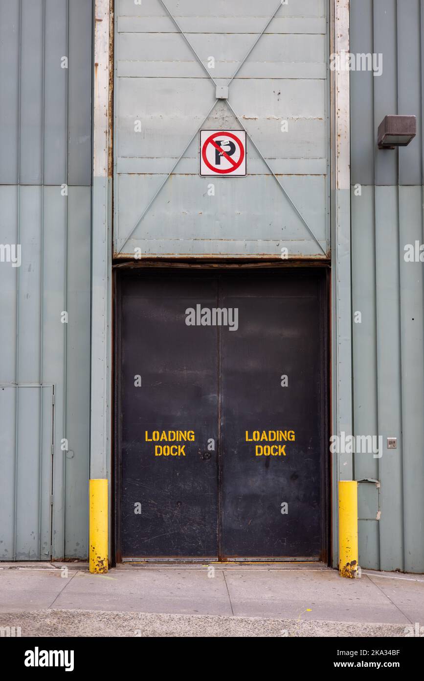 Ein Laderampe für Lieferungen mit einem „No Parking“-Schild Stockfoto