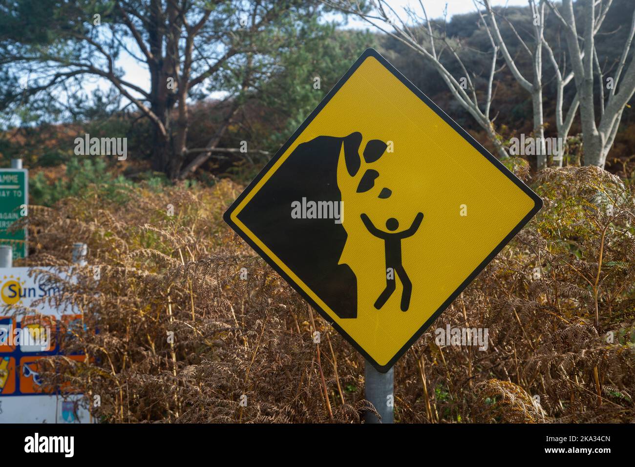 Gelbes Warnschild für herabfallende Steine Stockfoto