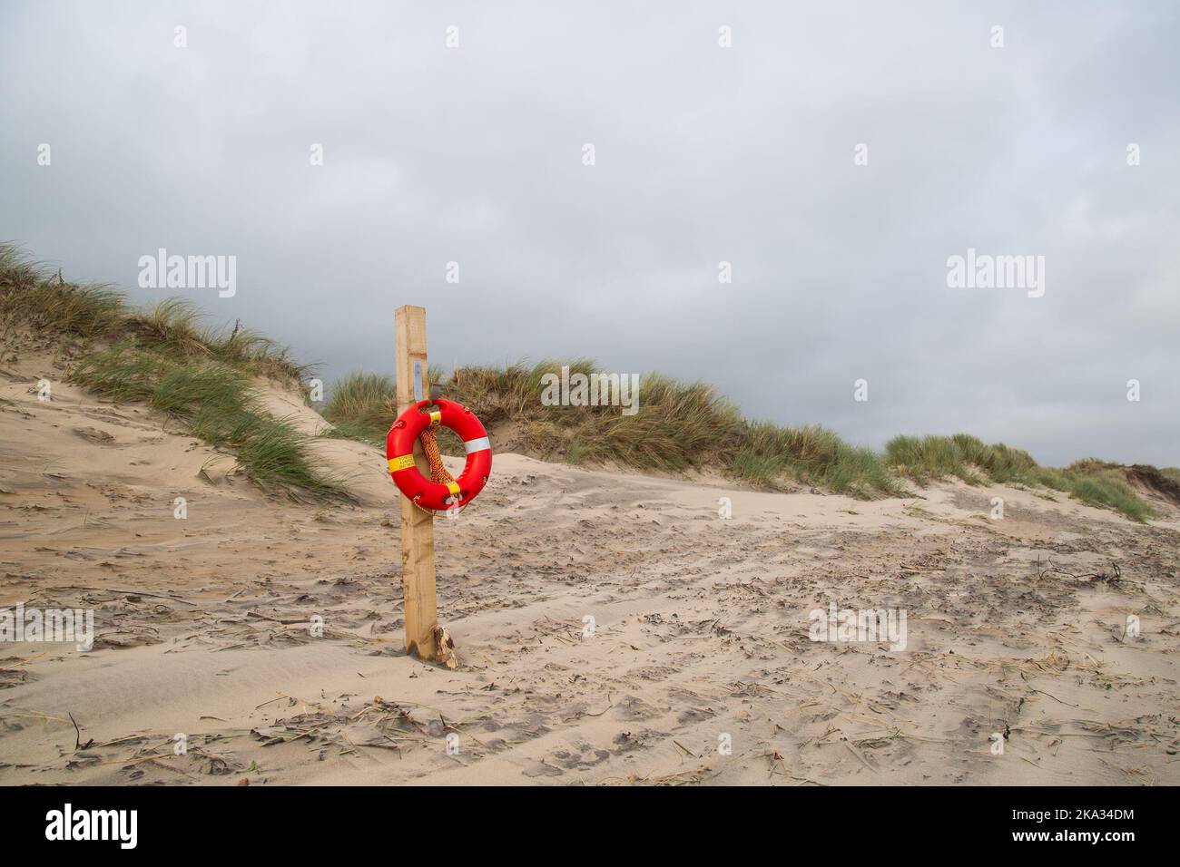 Rettungsring am Strand Stockfoto