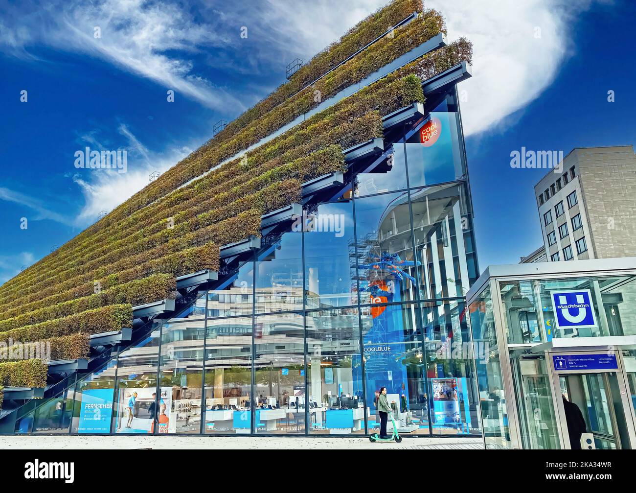 Düsseldorf (Kö-Bogen 2), Deutschland - Oktober 9. 2022: Klimafreundliche Stadtgartenarbeit mit dreieckiger Glasarchitektur und Reihenhaus Stockfoto