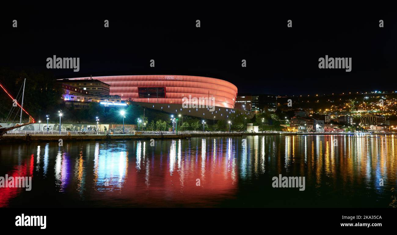Blick auf den fluss nervion mit dem Fußballstadion San Mames und dem Viertel Olabeaga im Hintergrund, Bilbao, Biskaya, Baskenland, Euskadi, Stockfoto