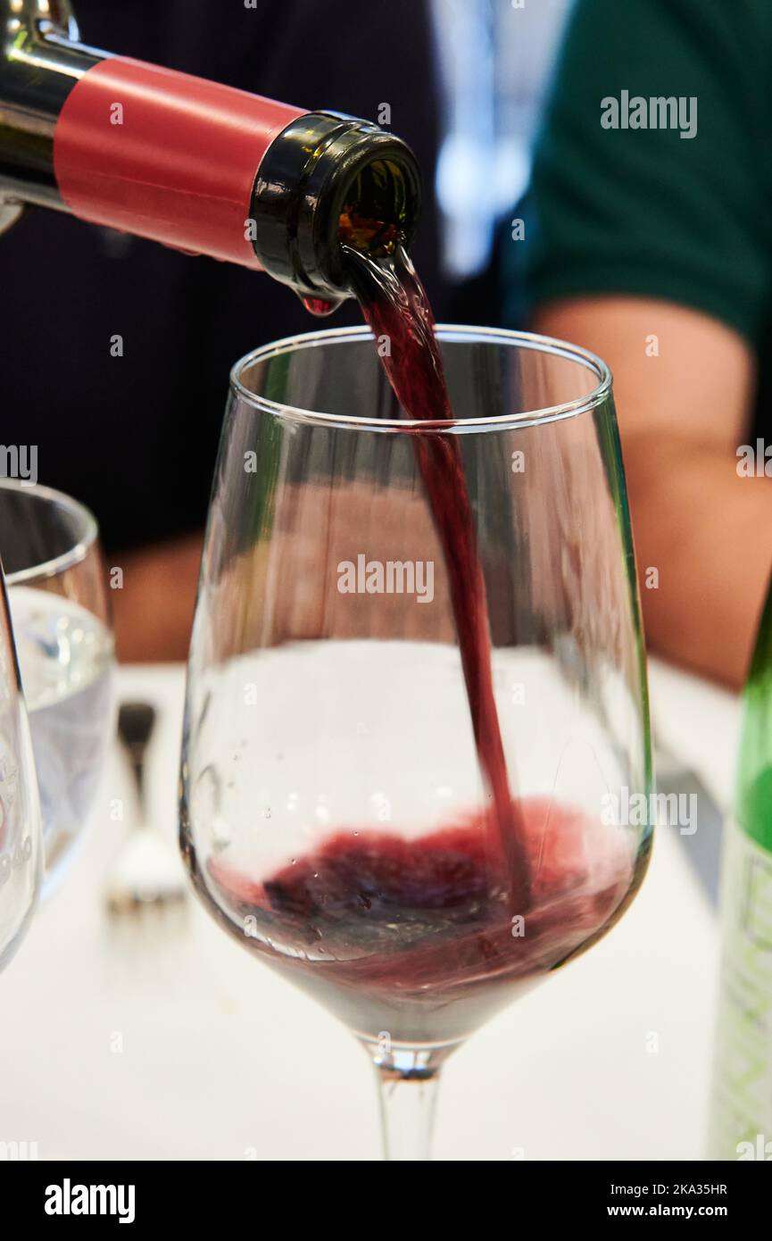 Eine Flasche Rotwein aus der Region La Roja serviert eine Tasse Stockfoto