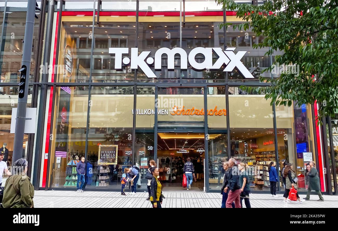 Düsseldorf, Deutschland - Oktober 9. 2022: Frontglasfassade mit Logo-Schriftzug von TK Maxx Store Stockfoto
