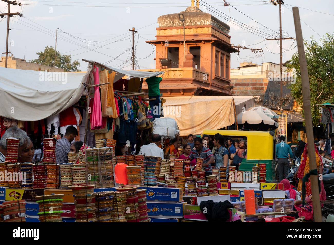 Jodhpur, Rajasthan, Indien - 20.10.2019 : schöne Rajasthani Bangles, die am berühmten Sardar Markt und Ghanta ghar Uhrenturm verkauft werden. Stockfoto