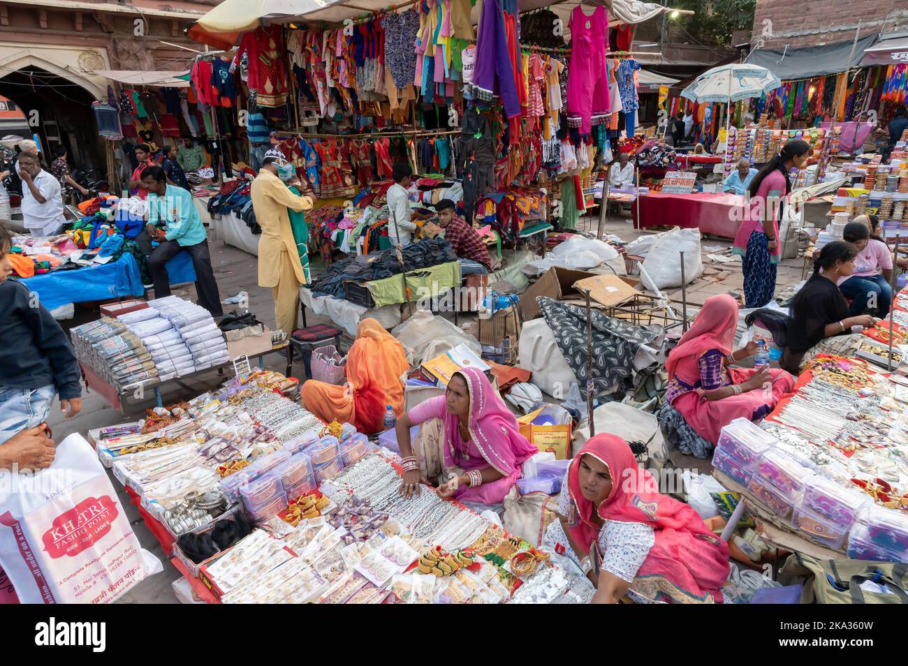 Jodhpur, Rajasthan, Indien - 20.10.2019 : Weiße Halsketten, vergoldete Ohrringe und Ornamente werden auf dem Sardar-Markt an junge weibliche Kunden verkauft Stockfoto