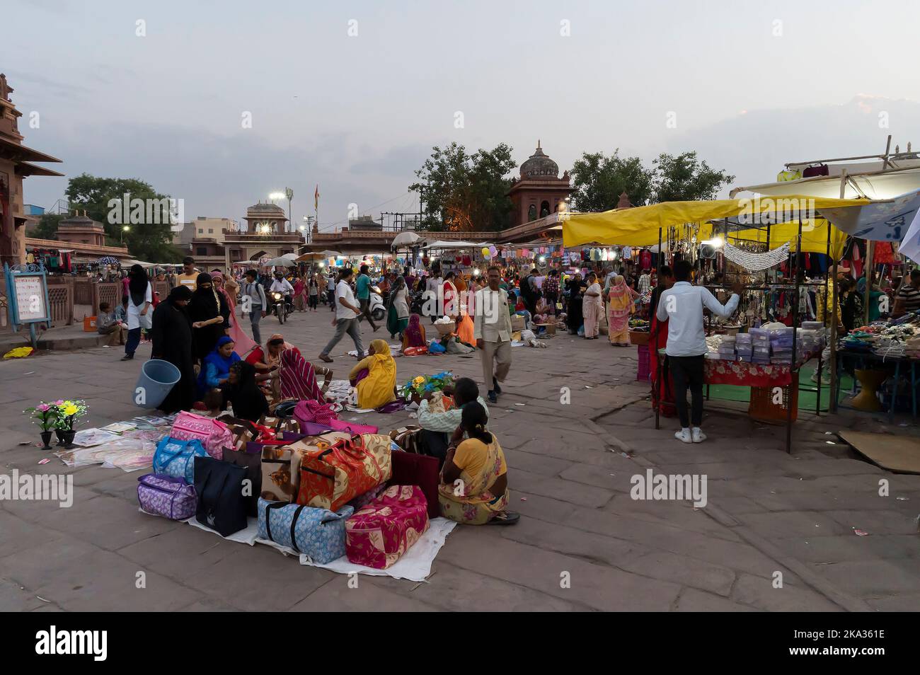 Jodhpur, Rajasthan, Indien - 20.10.2019 : Rajasthani Käufer und Verkäufer auf berühmten Sardar Markt und Ghanta ghar Uhrenturm in Jodhpur, Rajasthan, Indi Stockfoto