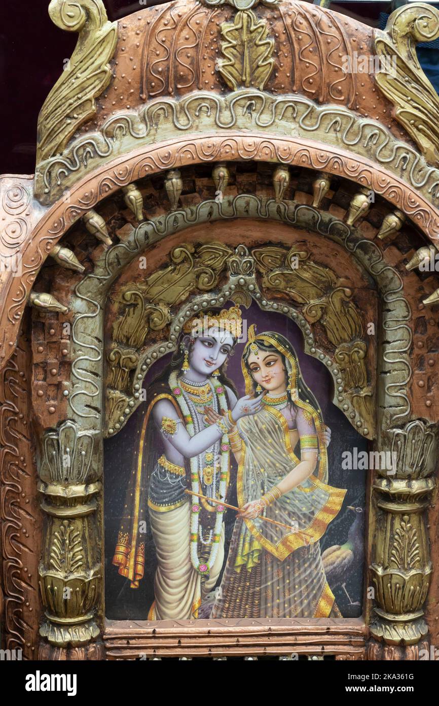 Jodhpur, Rajasthan, Indien - 19.10.2019 : schöne gerahmte Kunst von Radha und Krishna, hinduistischer Gott, zum Verkauf auf dem berühmten Sardar-Markt angezeigt. Stockfoto