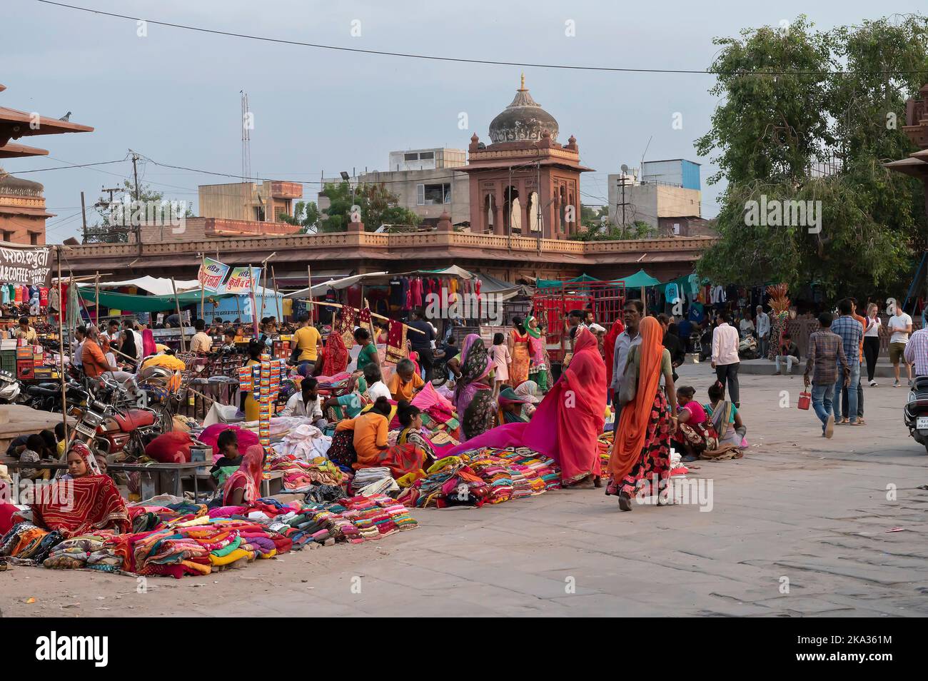 Jodhpur, Rajasthan, Indien - 20.10.2019 : Rajasthani Frauenkleidung wird am berühmten Sardar Markt und Ghanta ghar Uhrenturm am Abend verkauft. Stockfoto