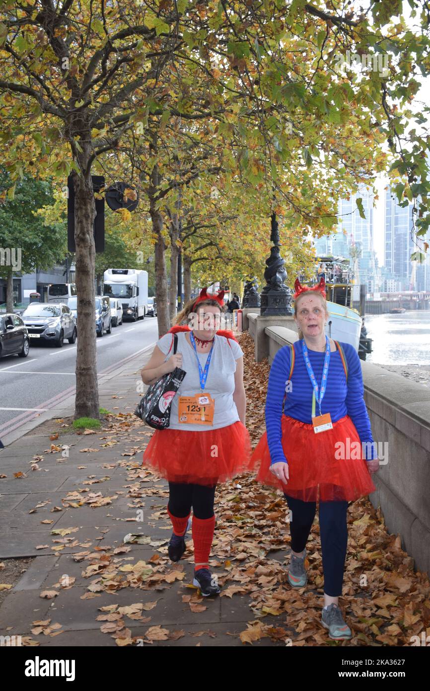 Ultraschallenge Hallowe'en Walk. Die Wanderer wählen zwischen 10k, Halbmarathon bis Vollmarathon und viele kleiden sich in gruseligen Kostümanhatten und sammeln Geld für Chari Stockfoto