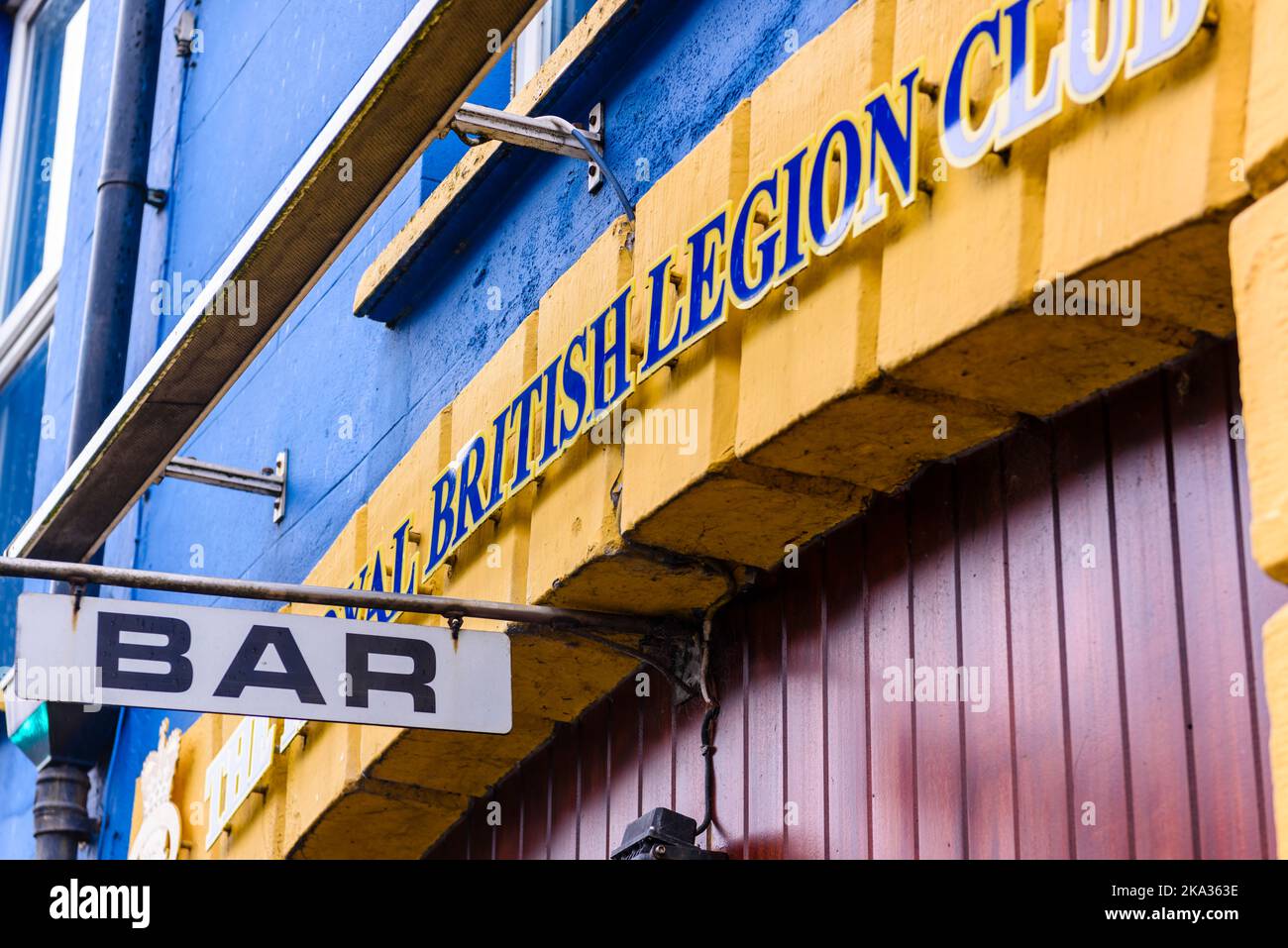 Schild über dem Eingang zu einem Royal British Legion Club mit der Aufschrift „BAR“. Castlederg, Nordirland Stockfoto