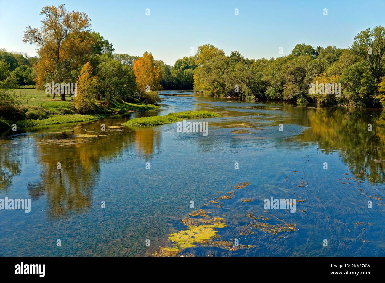 Der Fluss Cher zwischen Villefranche-sur-Cher und Saint-Julien-sur-Cher, im Département Loire-et-Cher in Zentralfrankreich. Stockfoto