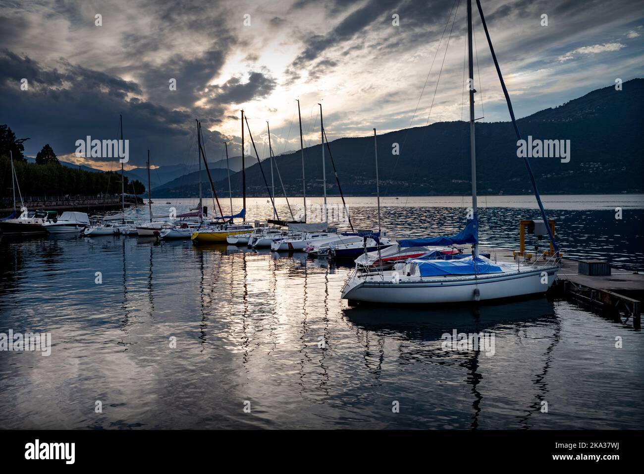 Der Lago Maggiore ist ein großer See auf der Südseite der Alpen. Es ist der zweitgrößte See Italiens und der größte in der Südschweiz. Stockfoto