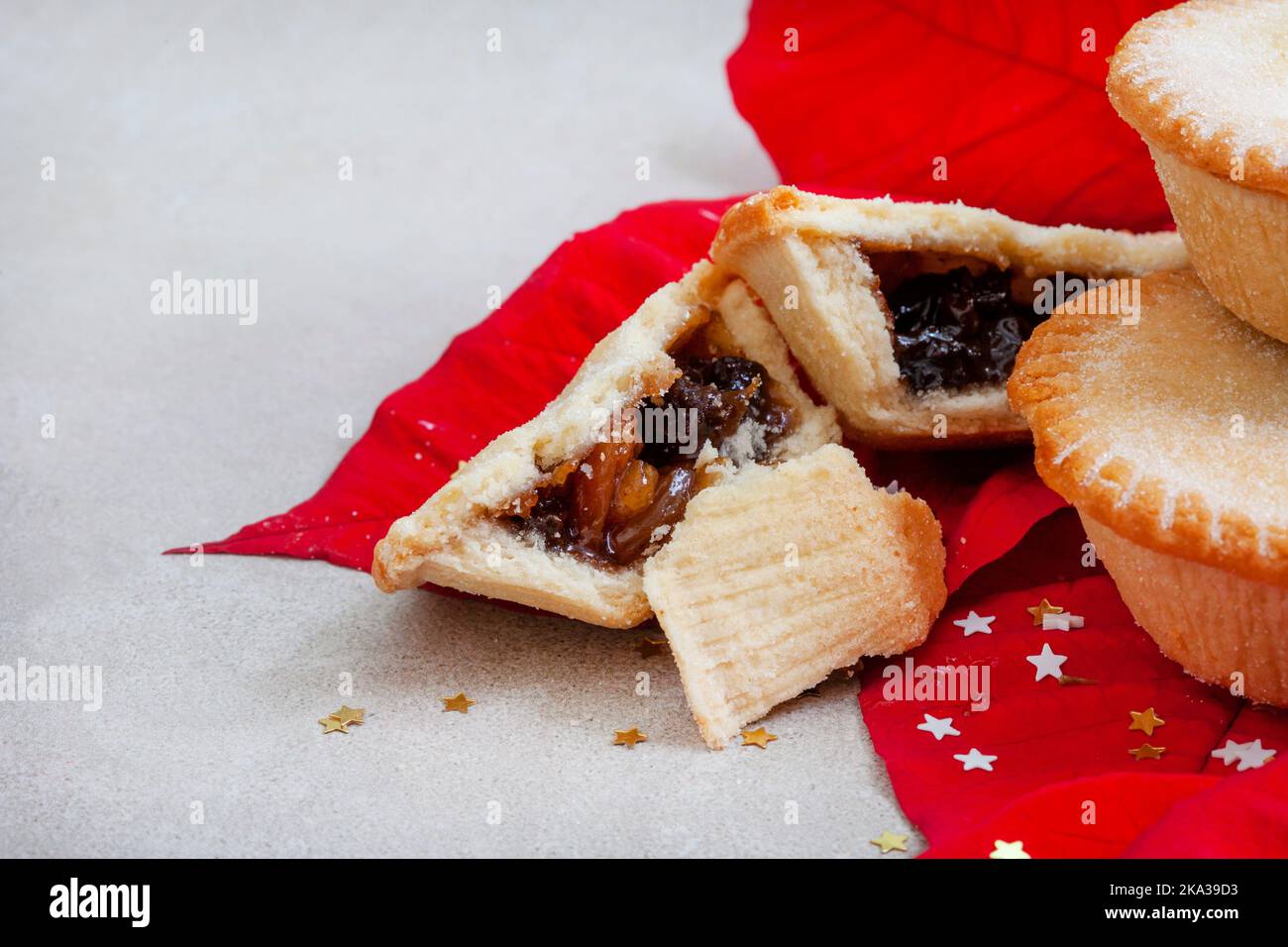Weihnachtsfrucht-Weihnachtskuchen auf grauer Oberfläche mit viel Platz für Kopien Stockfoto