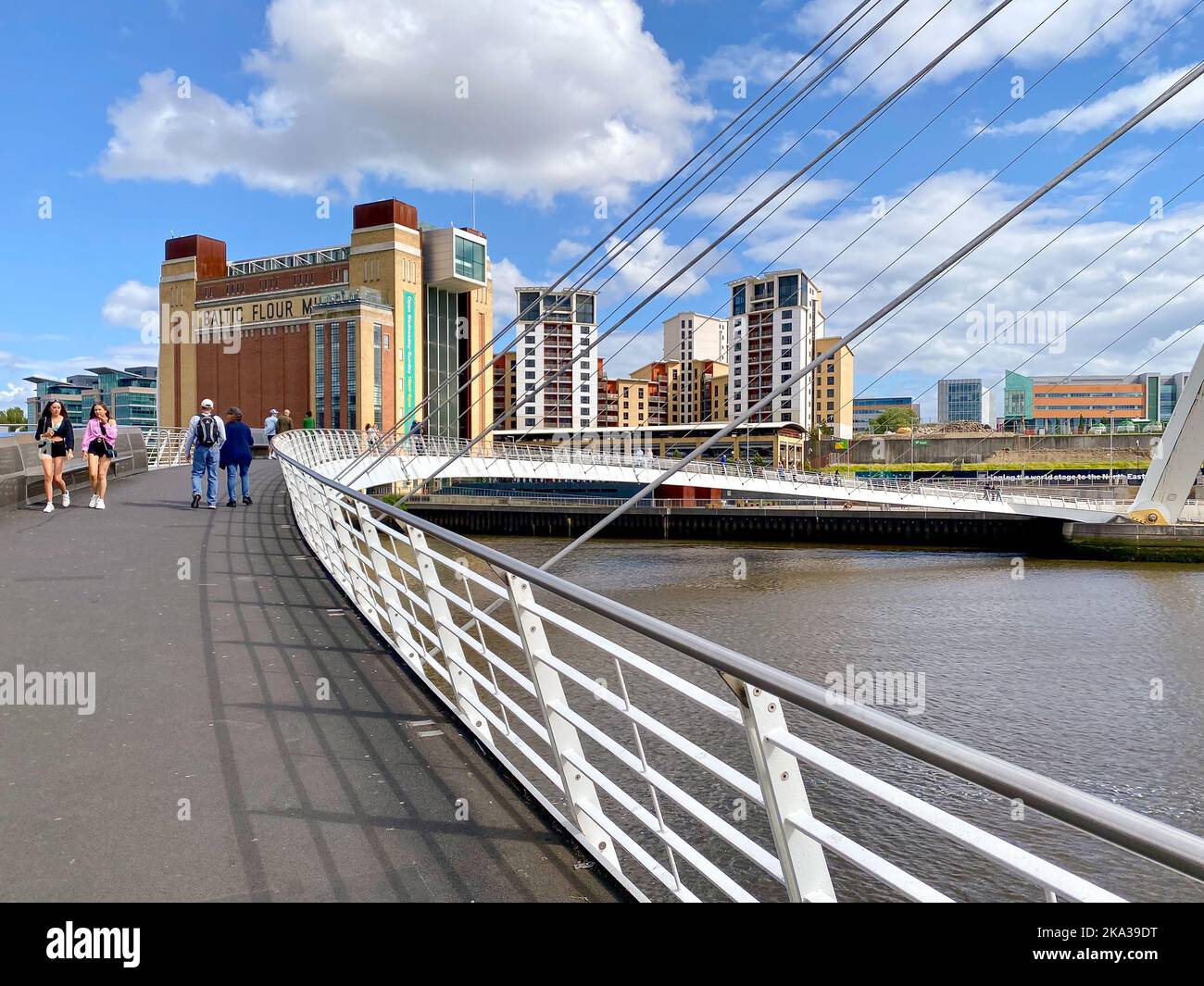 Millennium Bridge und Baltic Flour Mill Gateshead Stockfoto