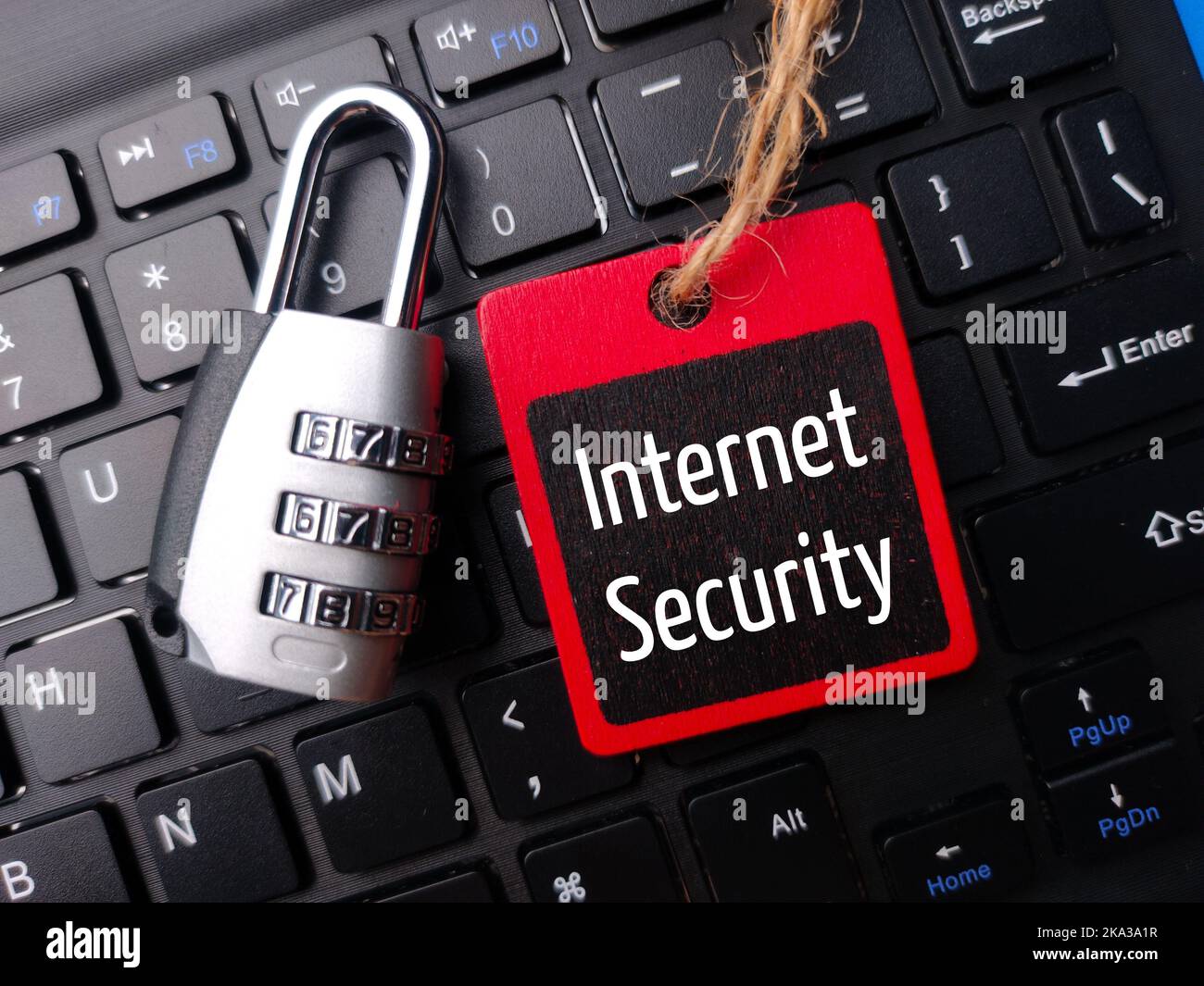 Eine Draufsicht auf Schloss und Holzbrett mit dem Wort Internet Security auf einer kabellosen Tastatur Stockfoto