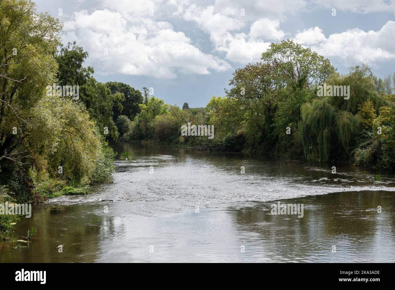 Blick auf den Fluss exe von der Trews Weir Suspension Bridge an einem stürmischen Herbsttag Stockfoto