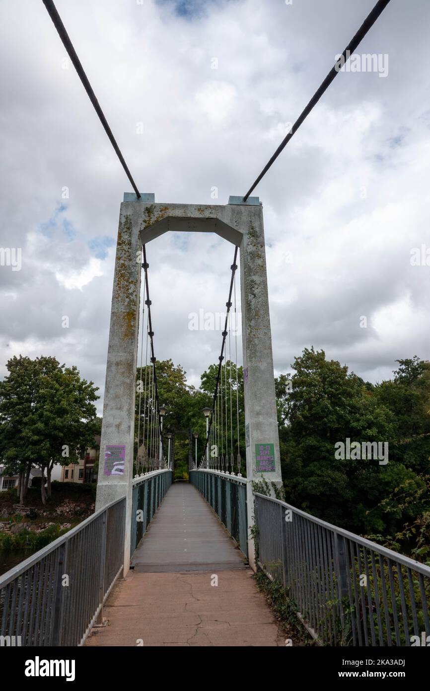 Blick über die Trews Weir Suspension Bridge über den Exeter Ship Canal Stockfoto