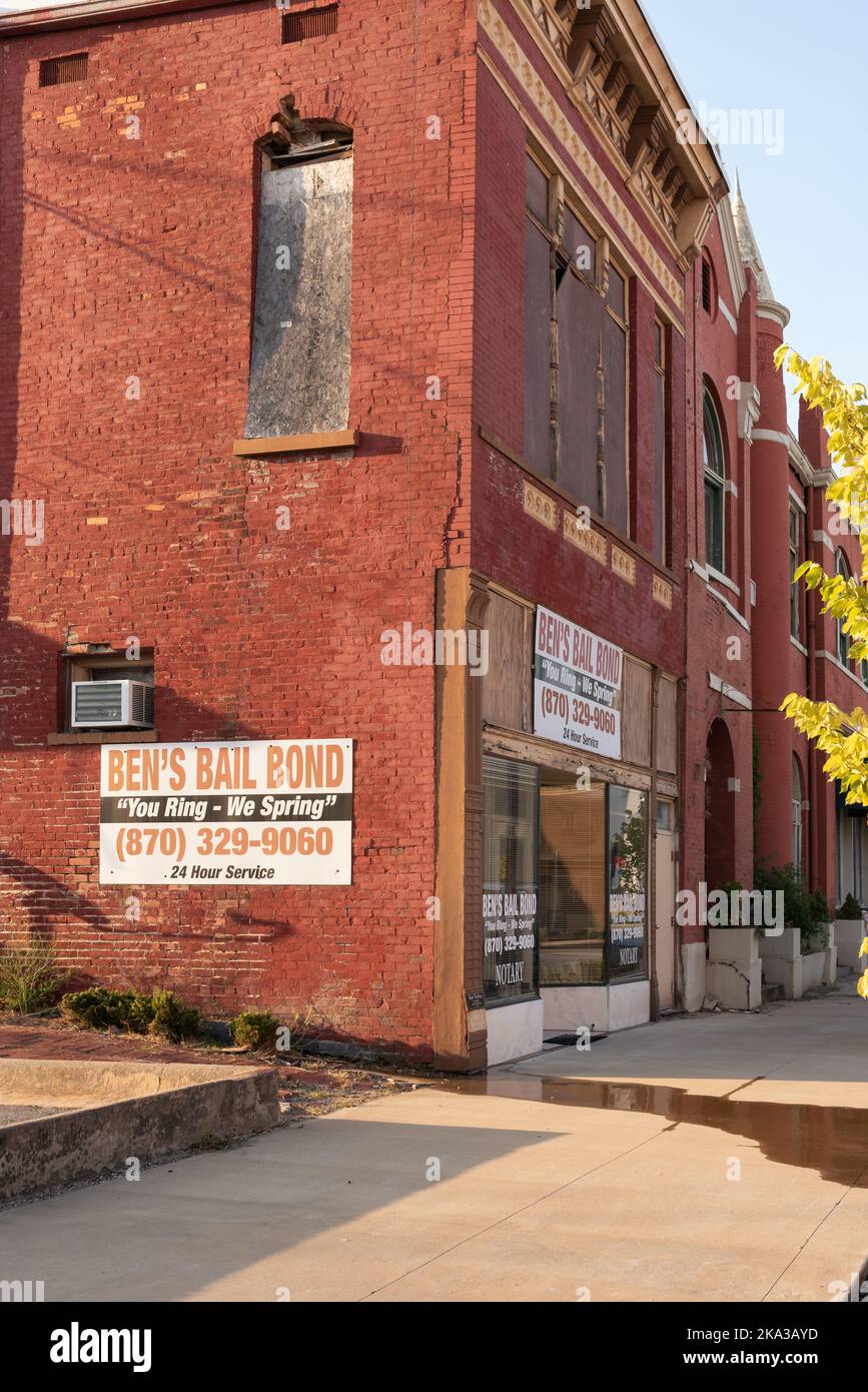 Ben's Bail Bond in einem zweistöckigen historischen Backsteingebäude im Zentrum von Pine Bluff, Jefferson County, Arkansas. Stockfoto