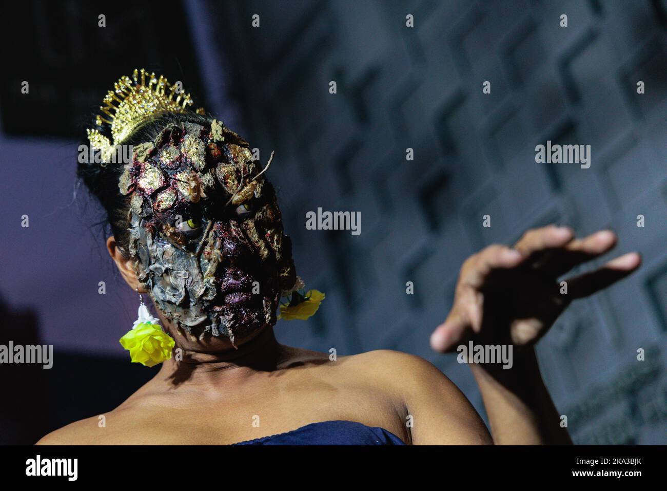 Bangkok, Thailand. 31. Oktober 2022. Eine Frau sah sich während der Halloween-Parade als thailändischer Geist kleiden. Khaosan Road eine der berühmtesten Spazierstraßen in Bangkok veranstaltete nach 2 Jahren COVID-Beschränkungen die Geisterparade zum Halloween-Festival. Kredit: SOPA Images Limited/Alamy Live Nachrichten Stockfoto