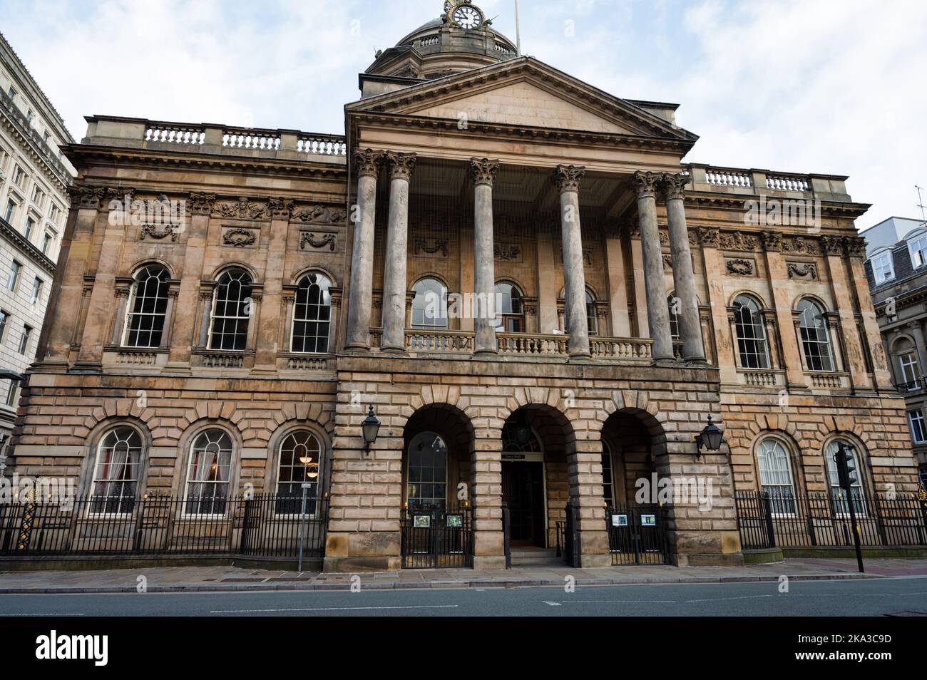 Liverpool, Großbritannien - 7. September 2022: Die Vorderseite des Liverpooler Rathauses. Stockfoto