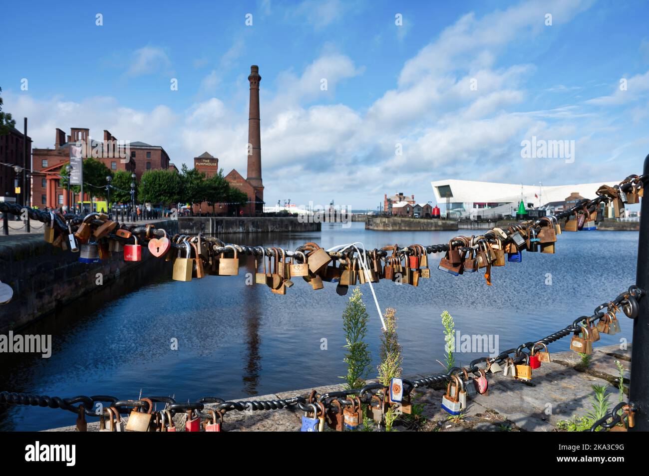 Liverpool, Großbritannien - 7. September 2022: Liebesschlösser hängen an einem Metallkettenzaun an den Docks in Liverpool England Stockfoto