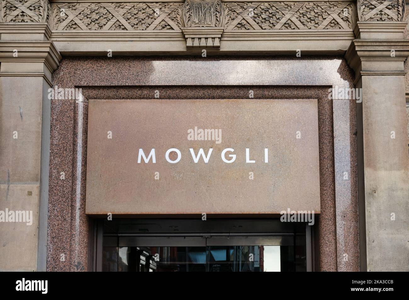 Liverpool, Großbritannien - 7. September 2022: Der Eingang zum indischen Restaurant Mowgli in Liverpool, England Stockfoto
