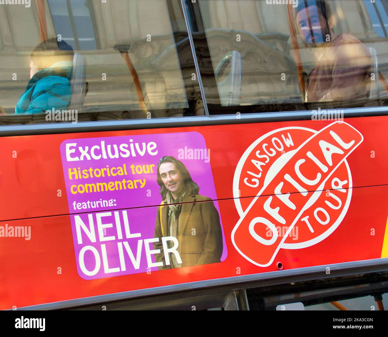 Neil Oliver Plakat, das seinen aufgezeichneten Reiseleiter in einem Touristenbus wirbt Stockfoto