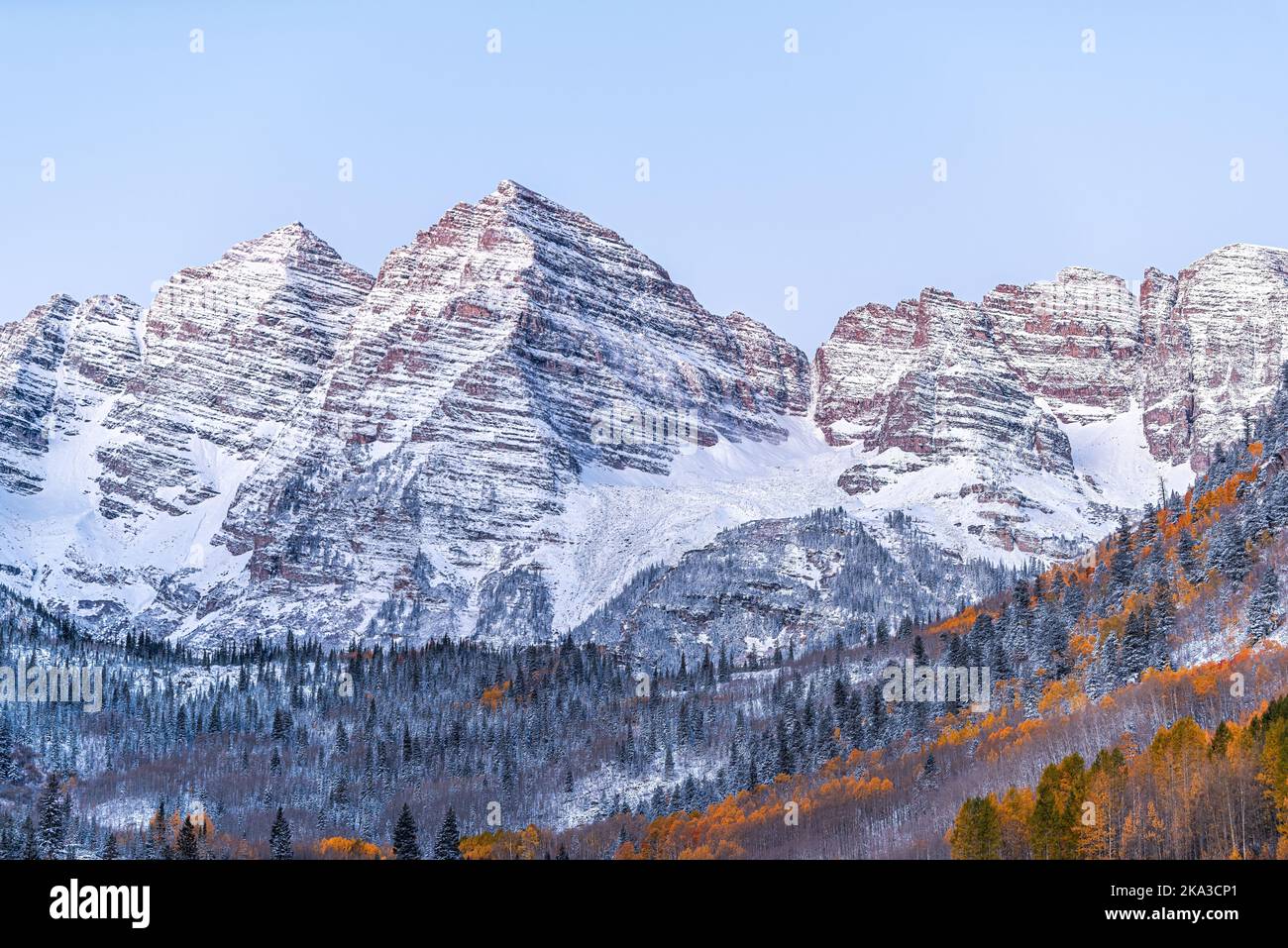 Nahaufnahme von Maroon Bells bei Sonnenaufgang in Aspen, Colorado von Elk Range Berg mit Rocky Mountains im Spätherbst mit Winter schneebedeckten Gipfel Stockfoto