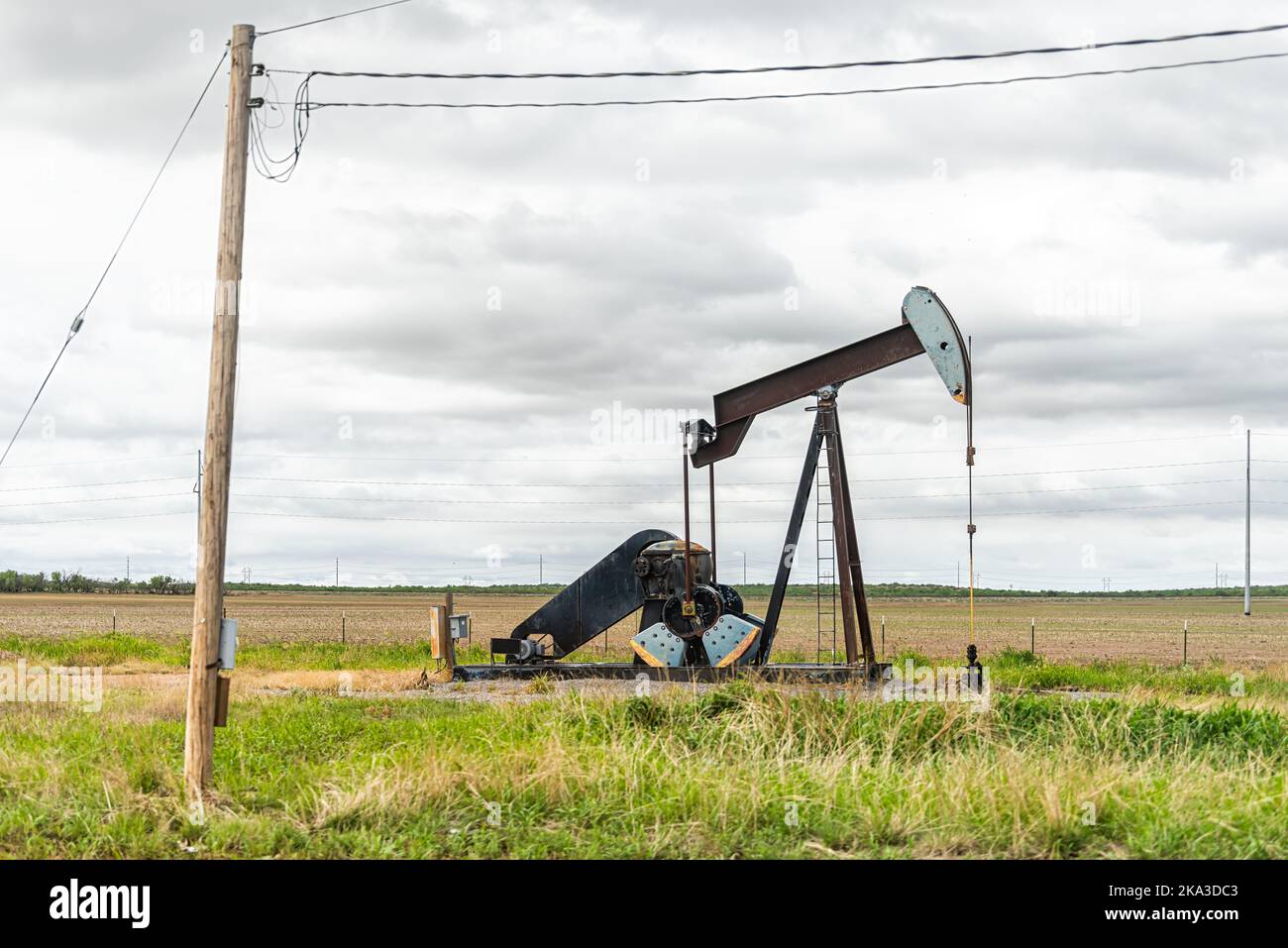 Industrielle Kürbissäger auf dem Ölfeld in Prärien von Amarillo in der Nähe von Clarendon, Texas, Maschinenausrüstung zur Gewinnung von Erdölrohöl in der Landwirtschaft Stockfoto