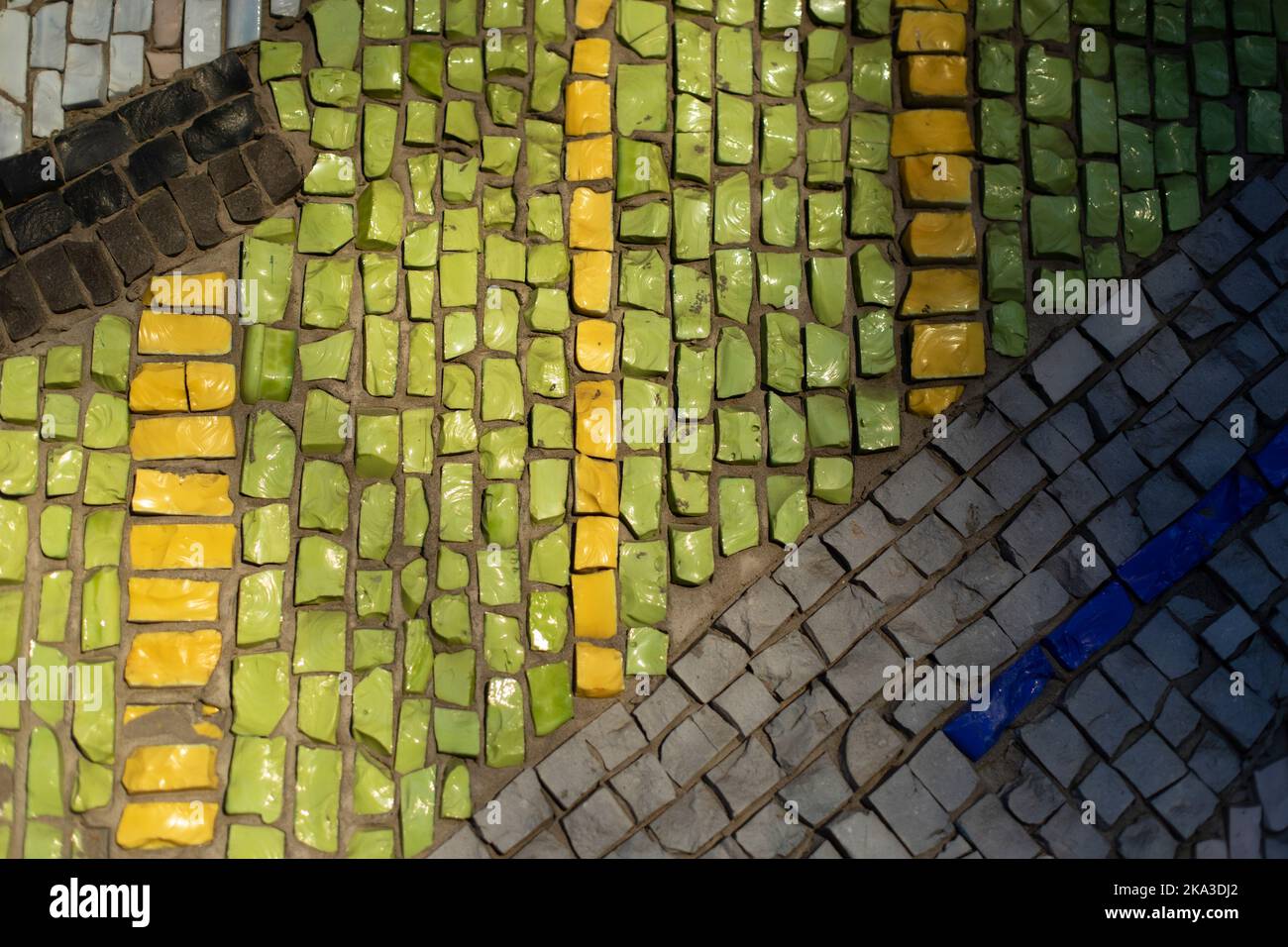 Kleine Fliesen. Mosaik an der Wand. Bild von Scherben. Mosaikwandstruktur. Stockfoto