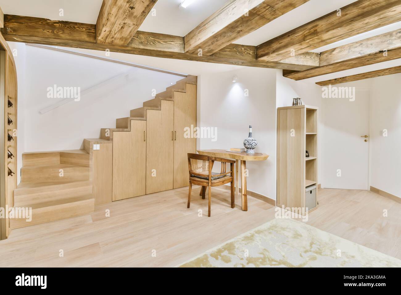 Innenraum Des Ger umigen Kellerraums Im Haus Mit Holztisch Wei en innenraum-des-ger-umigen-kellerraums-im-haus-mit-holztisch-wei-en