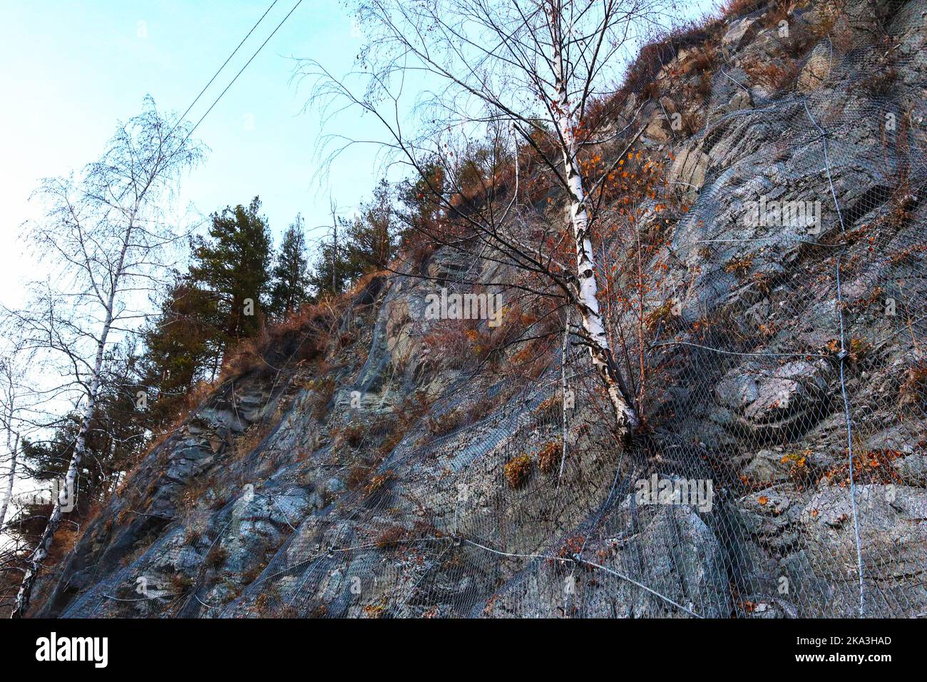 Metallestrich des Berges. Schutz vor Steinschlag und Einsturz Stockfoto
