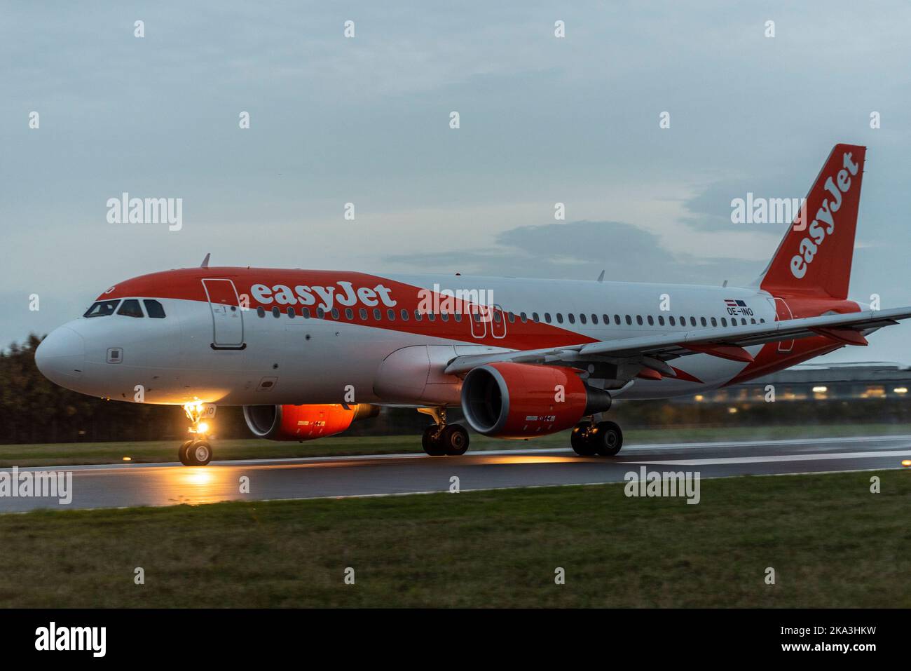 London Southend Airport, Essex, Großbritannien. 31. Oktober 2022. Der Londoner Flughafen Southend hat sich schwer getan, seine Passagierzahlen vor Covid wieder zu erreichen, da nur eine Fluggesellschaft – easyJet – die Sommersaison mit Flügen zu nur drei Zielen wieder aufnehmen kann, die heute für den Winter nicht mehr verfügbar sind. Nach dem heutigen Flugbetrieb wird der Flughafen bis zur Rückkehr von easyJet Ende März 2023 keine Linienflüge mehr haben. Die Ankunft am Nachmittag von und nach Faro ist das letzte Ziel, und ein Flug nach Palma de Mallorca wird später als letzter Flug angeboten. Faro Abfahrt auf der Start- und Landebahn Stockfoto