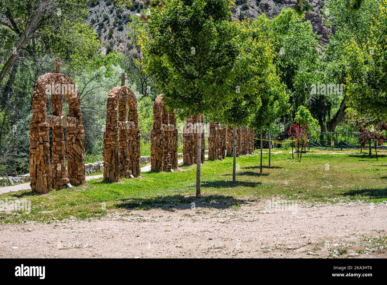 Chimayo, USA - 19. Juni 2019: Steinsteinkreuze, die sieben Tage der Schöpfung in der Sanktuario de Chimayo-Kirche in New Mexico darstellen Stockfoto