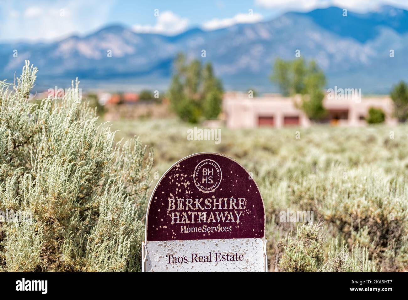 Taos, USA - 19. Juni 2019: Ranchos de Taos Valley Sangre de Cristo Mountains, Berkshire Hathaway makler Makler Makler Immobilienmakler unterschreiben bei Haus Stockfoto