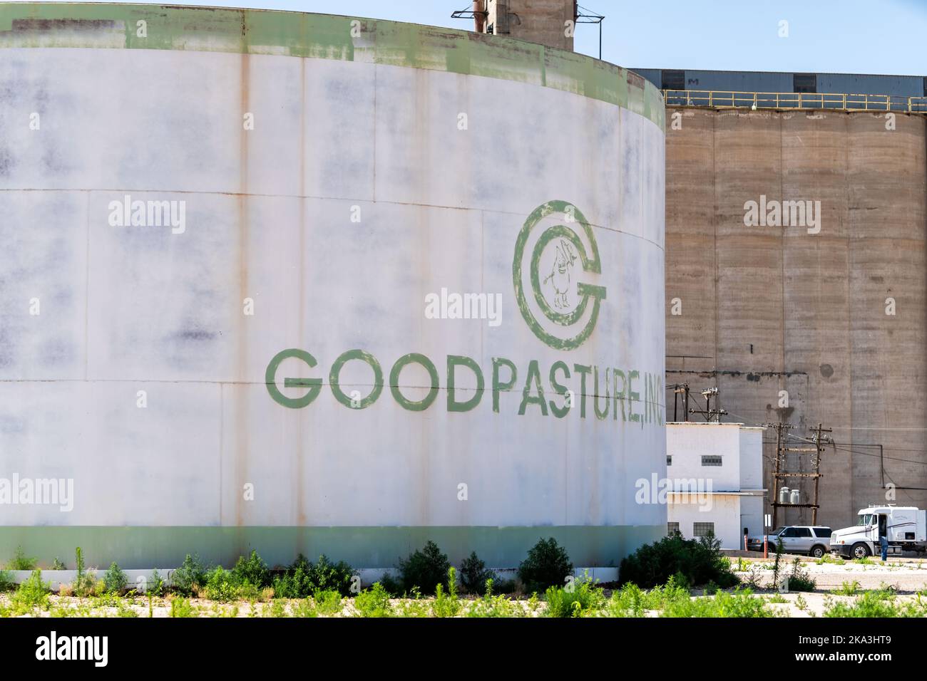 Brownfield, USA - 8. Juni 2019: Texas Countryside Town und Zeichen auf historischen Farm Road Silo für Goodpasture eingegliederte Unternehmensmarke berühmt für die g Stockfoto