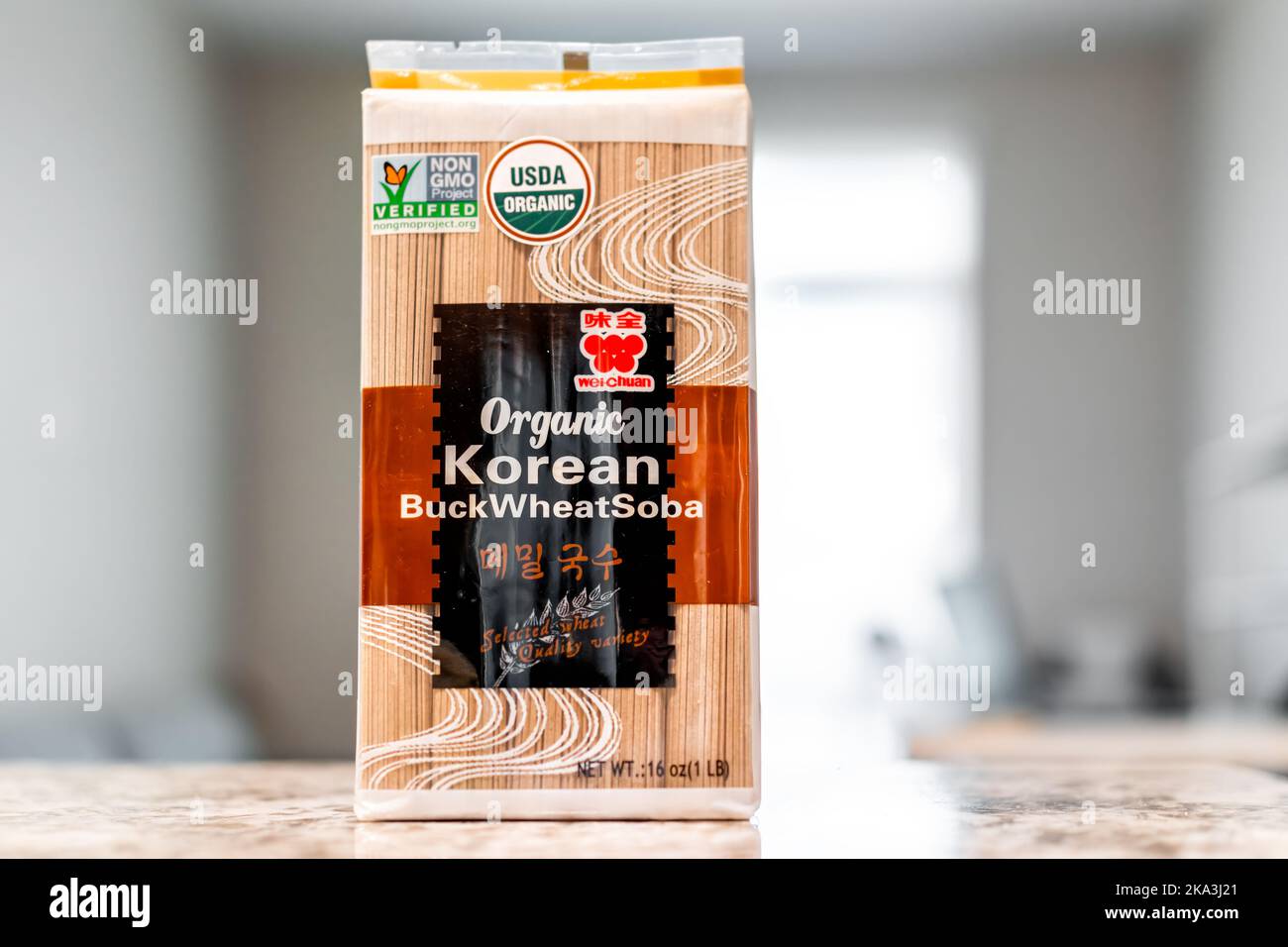 Avon, USA - 9. Juni 2022: Makro-Nahaufnahme von USDA-Bio-koreanischen oder japanischen Buchweizen Soba Asiatische Nudeln Lebensmittel getrocknet ungekocht in Kunststoffverpackung verpackt Stockfoto