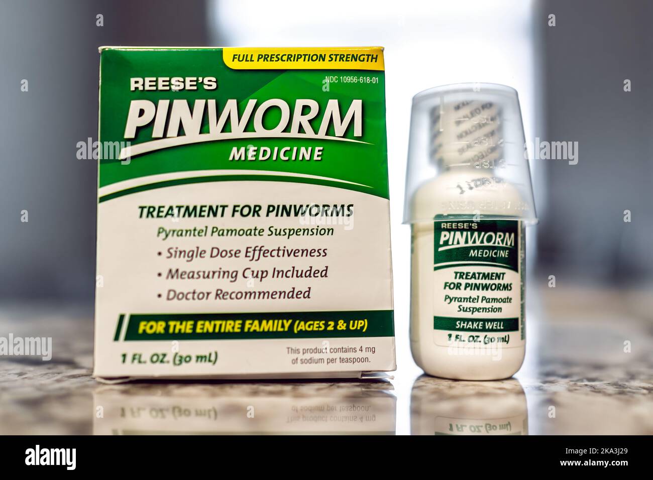 Avon, USA - 11. Juni 2022: Makroaufnahme von Nadelwurm-Medikamenten von Reese's gegen menschlichen Parasiten-Fadenwurm oder Fadenwurm auf Küchentheke i Stockfoto