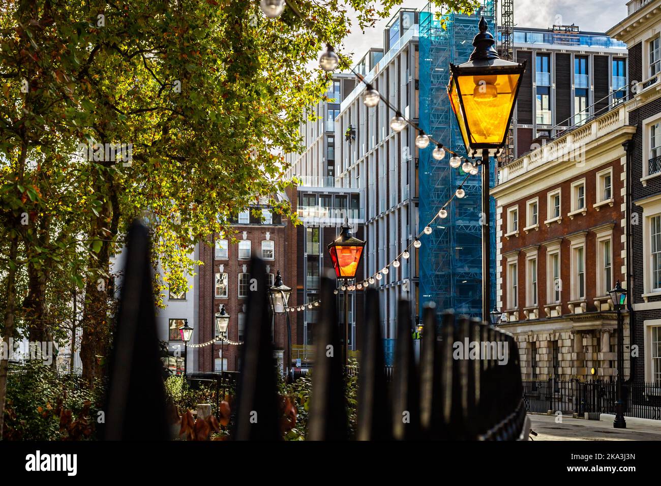 Der Hanover Square ist ein luxuriöses Wohngebiet mit Bürokomplexen und Hauptniederlassungen im Westen Londons und hat jetzt einen eigenen Eingang zur elizabeth-Linie Stockfoto