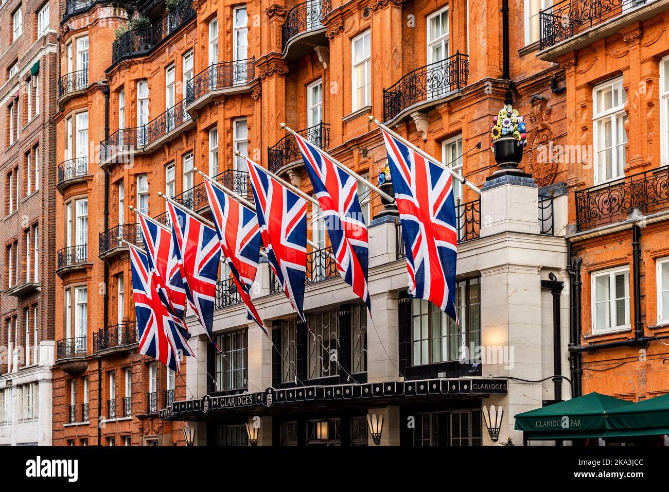 Vor dem Eingang des berühmten Claridge's Hotels im londoner stadtteil mayfair stehen stolze Flaggen der Union Jack. Stockfoto