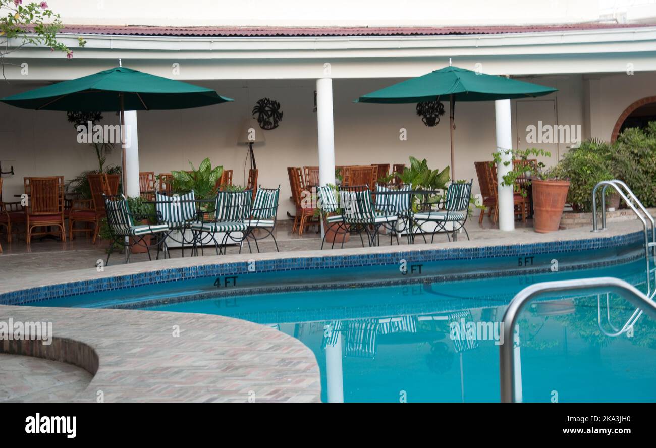 Hotel-Swimmingpool und Restaurantbereich, Port-au-Prince, Haiti. Dieses Hotel war ursprünglich ein altes Kolonialgebäude und wurde in ein Luxushotel umgewandelt Stockfoto
