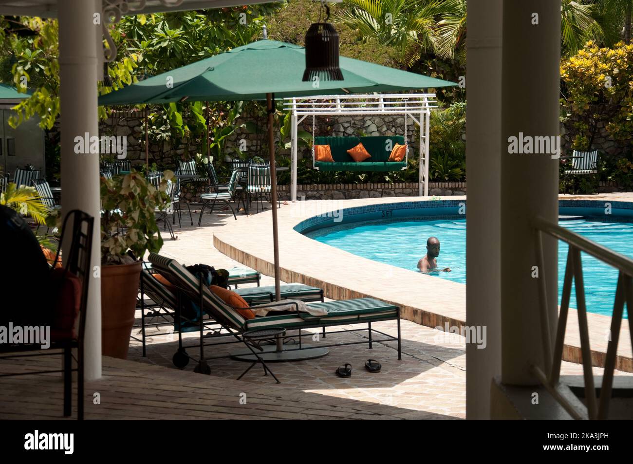 Hotel-Swimmingpool und Restaurantbereich, Port-au-Prince, Haiti. Dieses Hotel war ursprünglich ein altes Kolonialgebäude und wurde in ein Luxushotel umgewandelt Stockfoto