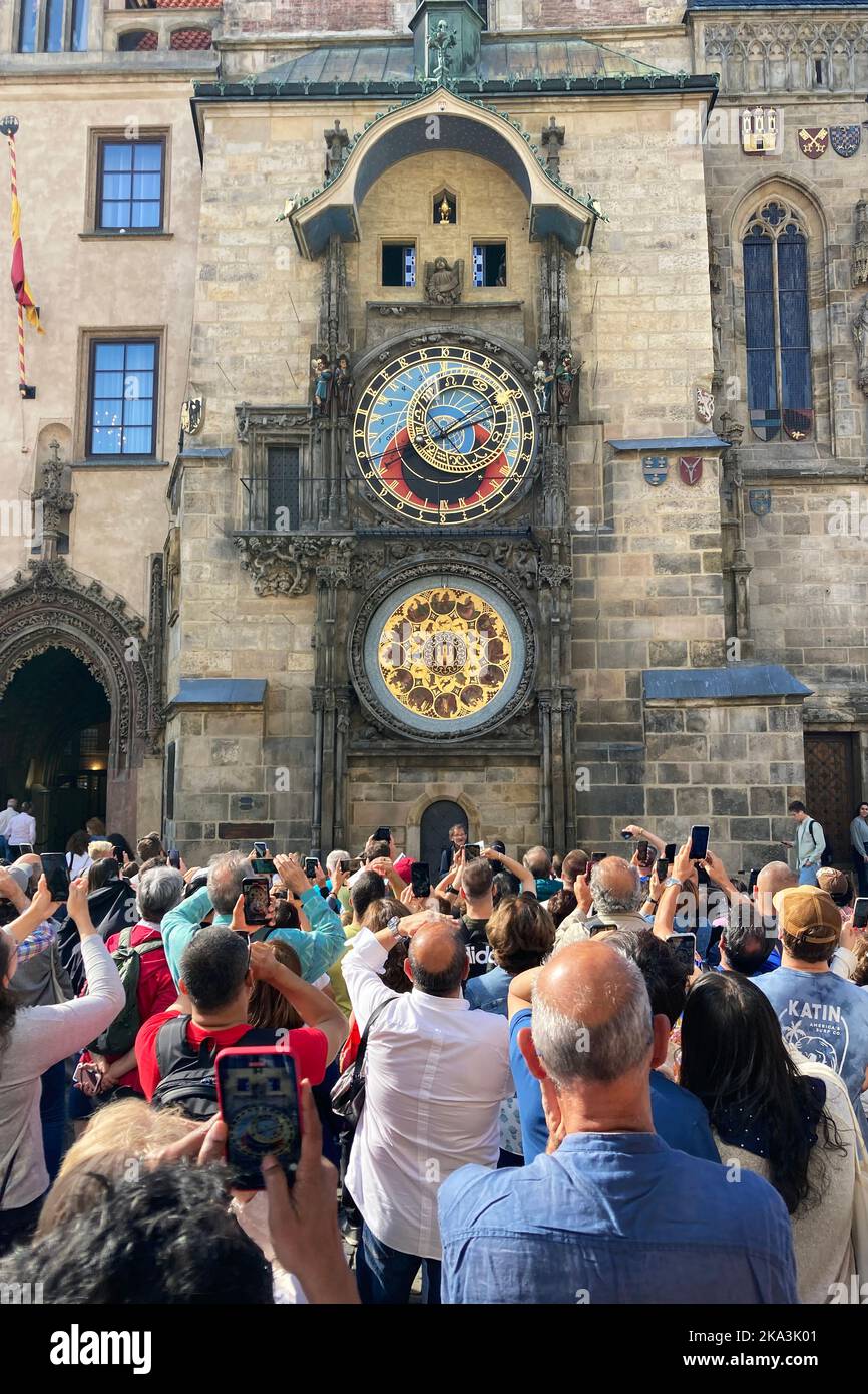 Menschen um die Prager Astronomische Uhr warten auf die stündliche mittelalterliche Uhren-Show in Prag, Tschechien. Stockfoto