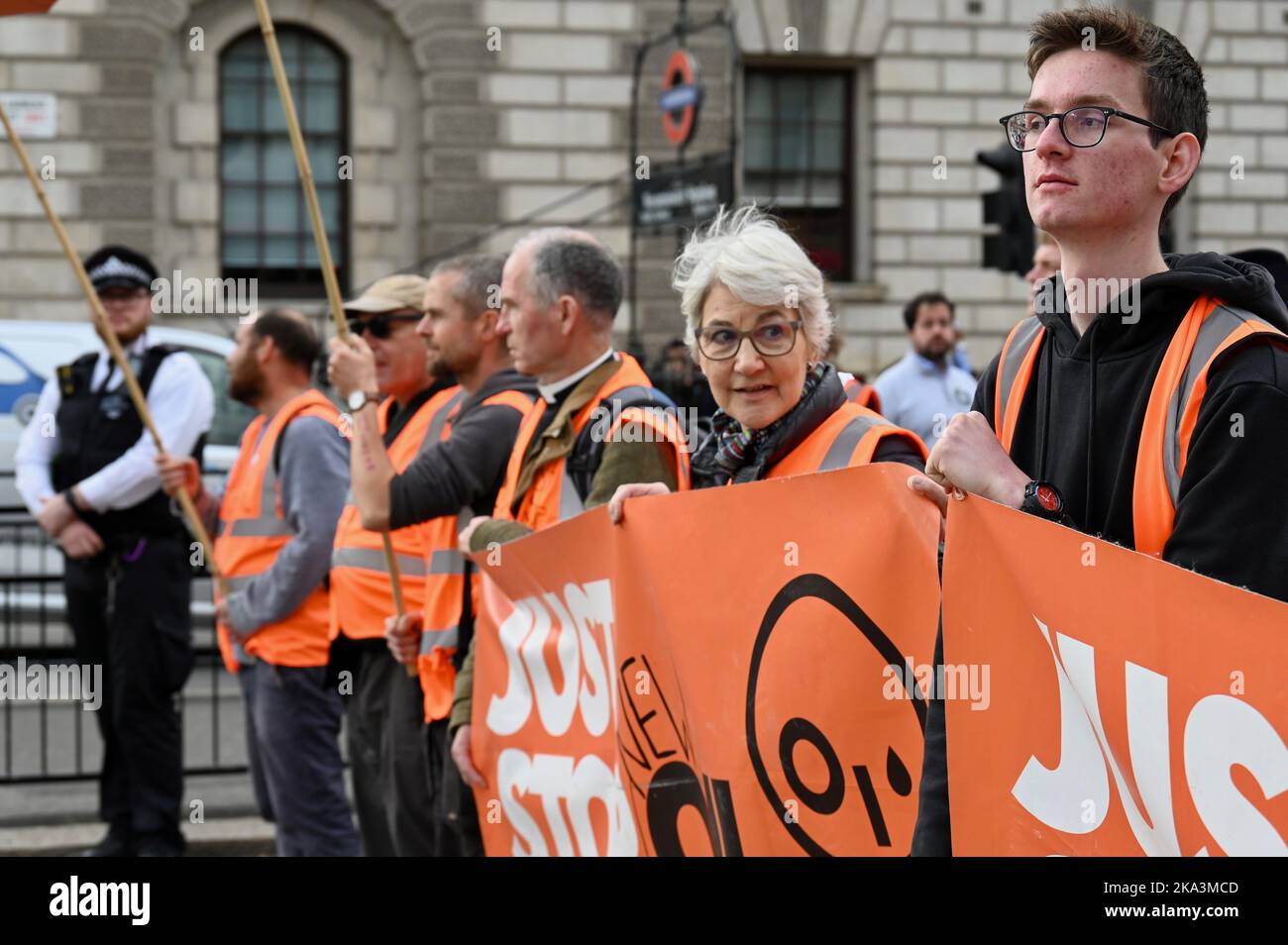 London, Großbritannien. 31. Okt, 2022, Just Stop Oil Aktivisten fuhren mit ihren Demonstrationen in Whitehall am 31. Tag ihrer Kampagne fort. Ein Sprecher von Just Stop Oil wurde mit den Worten zitiert: „Wir sind nicht bereit, zuzusehen, wie alles, was wir lieben, zerstört wird, während gefährdete Menschen Hunger leiden und Unternehmen mit fossilen Brennstoffen und die Reichen von unserem Elend profitieren.“ Stockfoto