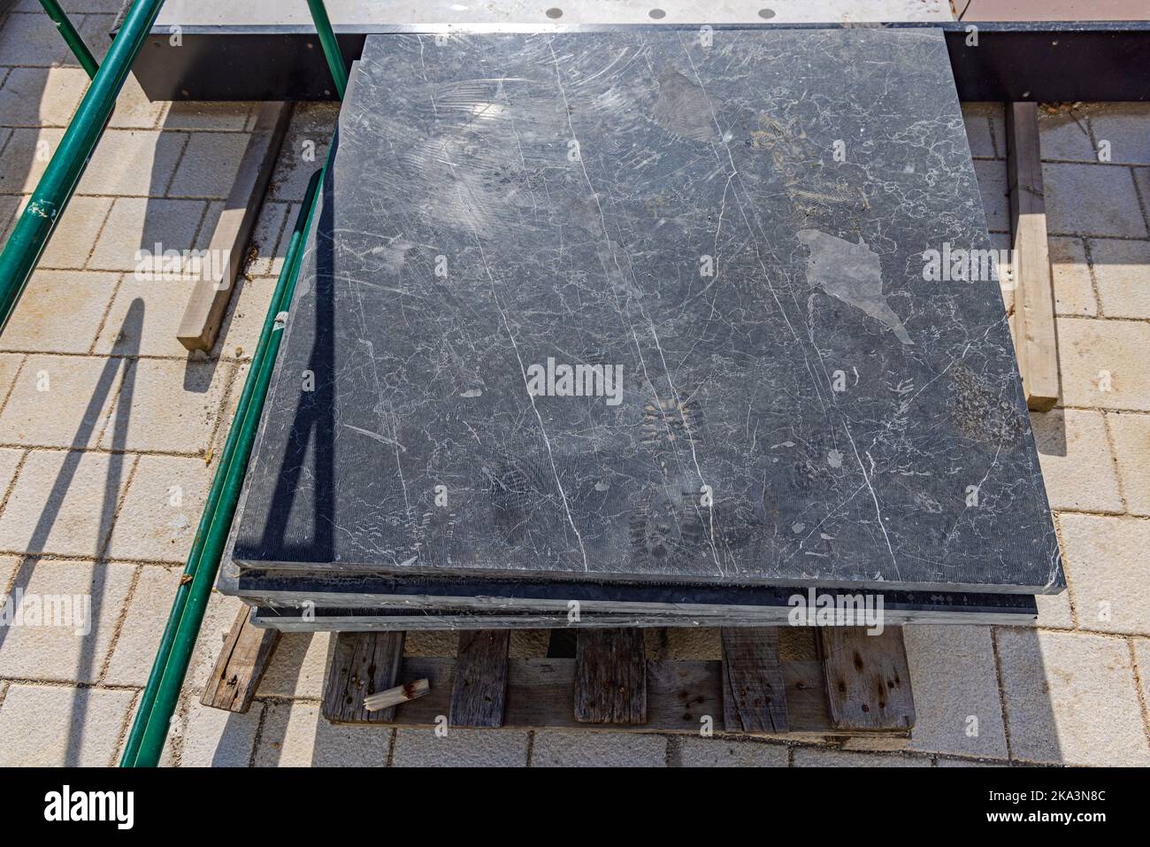 Große quadratische schwarze Marmor Stein Fliesen Material auf Palette Stockfoto