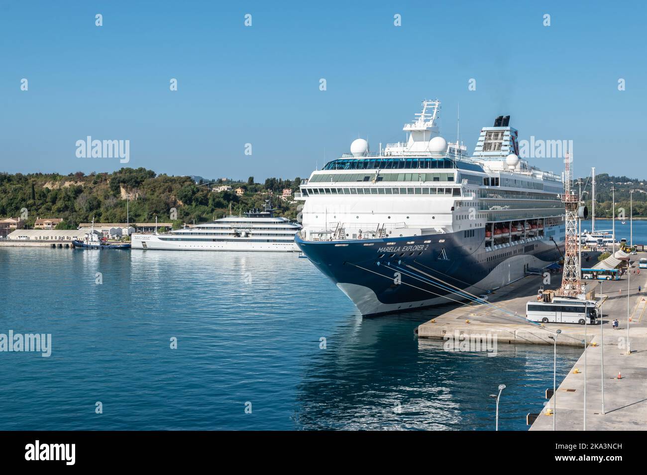 KORFU, GRIECHENLAND - 6. SEPTEMBER 2022: Das Kreuzschiff Marella Explorer 2, die britische Kreuzfahrtgesellschaft, die von TUI UK betrieben wird, dockte an der Anlegestelle des Kreuzfahrthafens in Korfu an, Stockfoto