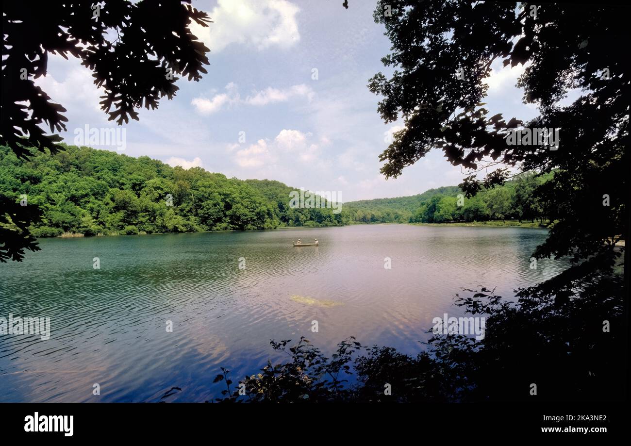 Noblett Lake in den südlichen Ozarks wird von Bäumen in dieser ländlichen Gegend des Mark Twain National Forest in der Nähe von Willow Springs eingerahmt. Th Stockfoto
